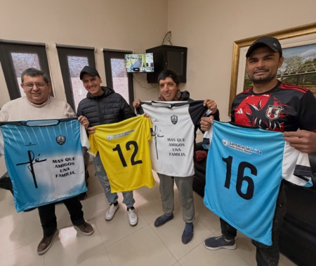El Intendente Norberto Villordo hizo entrega de un nuevo juego de camisetas deportivas para el equipo Fátima
